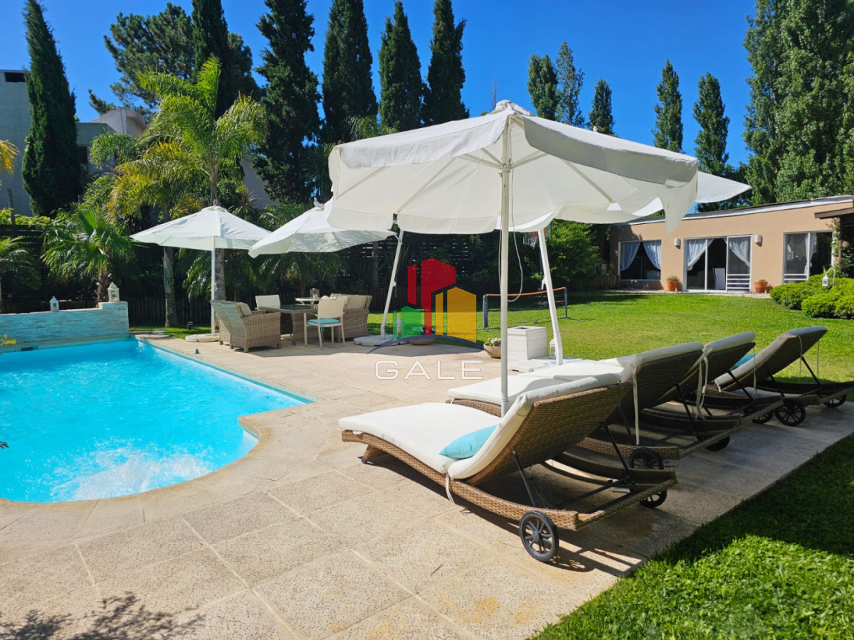 Casa ID.4726 - Casa en venta en La Arbolada. 5 dormitorios, piscina, parrillero