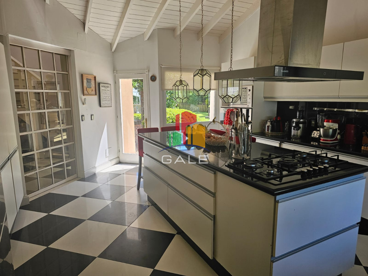 Casa ID.4726 - Casa en venta en La Arbolada. 5 dormitorios, piscina, parrillero