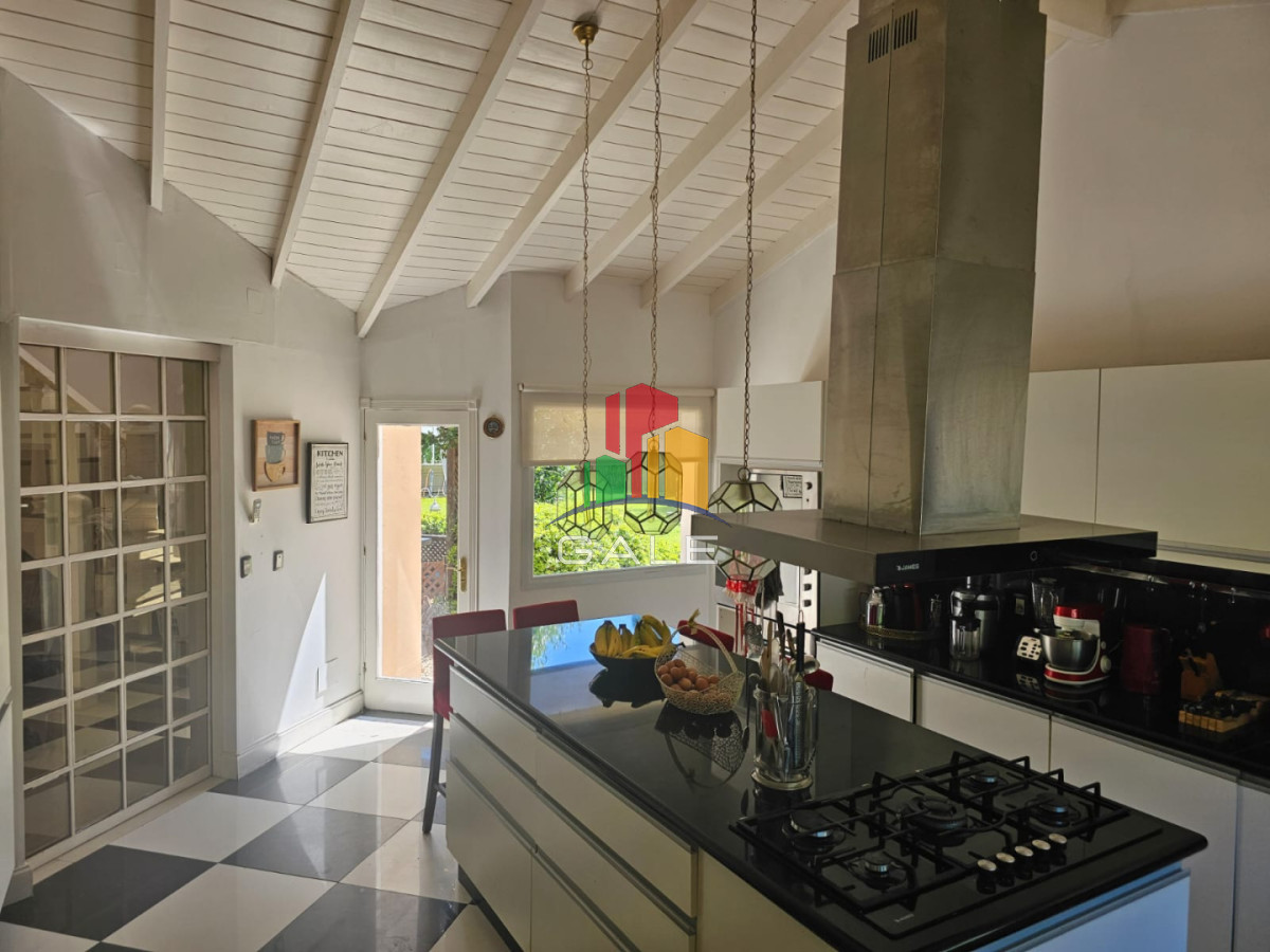 Casa ID.4726 - Casa en venta en La Arbolada. 5 dormitorios, piscina, parrillero