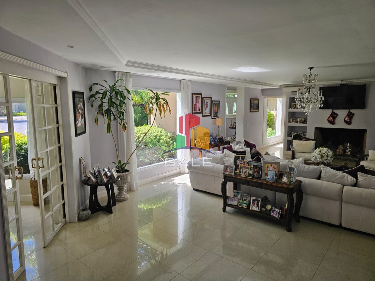 Casa ID.4726 - Casa en venta en La Arbolada. 5 dormitorios, piscina, parrillero