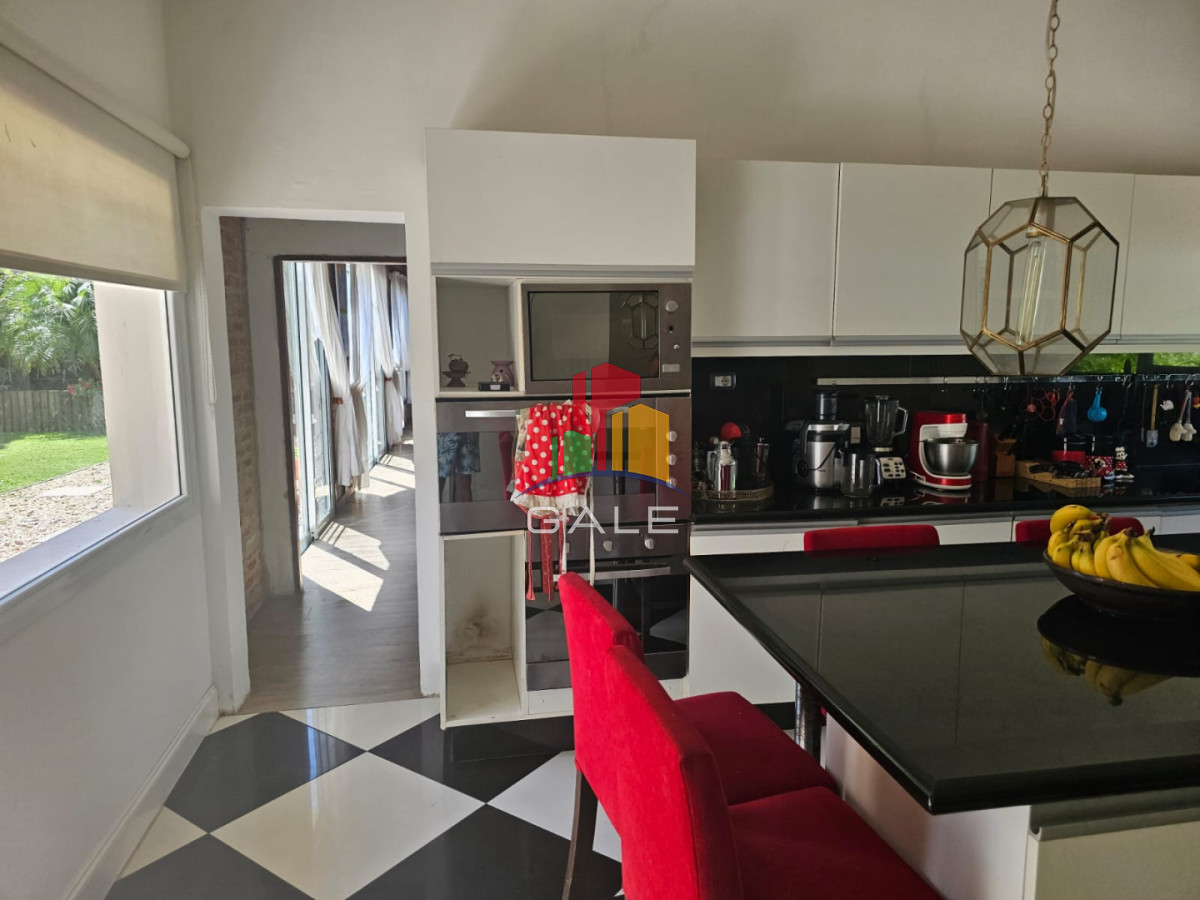 Casa ID.4726 - Casa en venta en La Arbolada. 5 dormitorios, piscina, parrillero