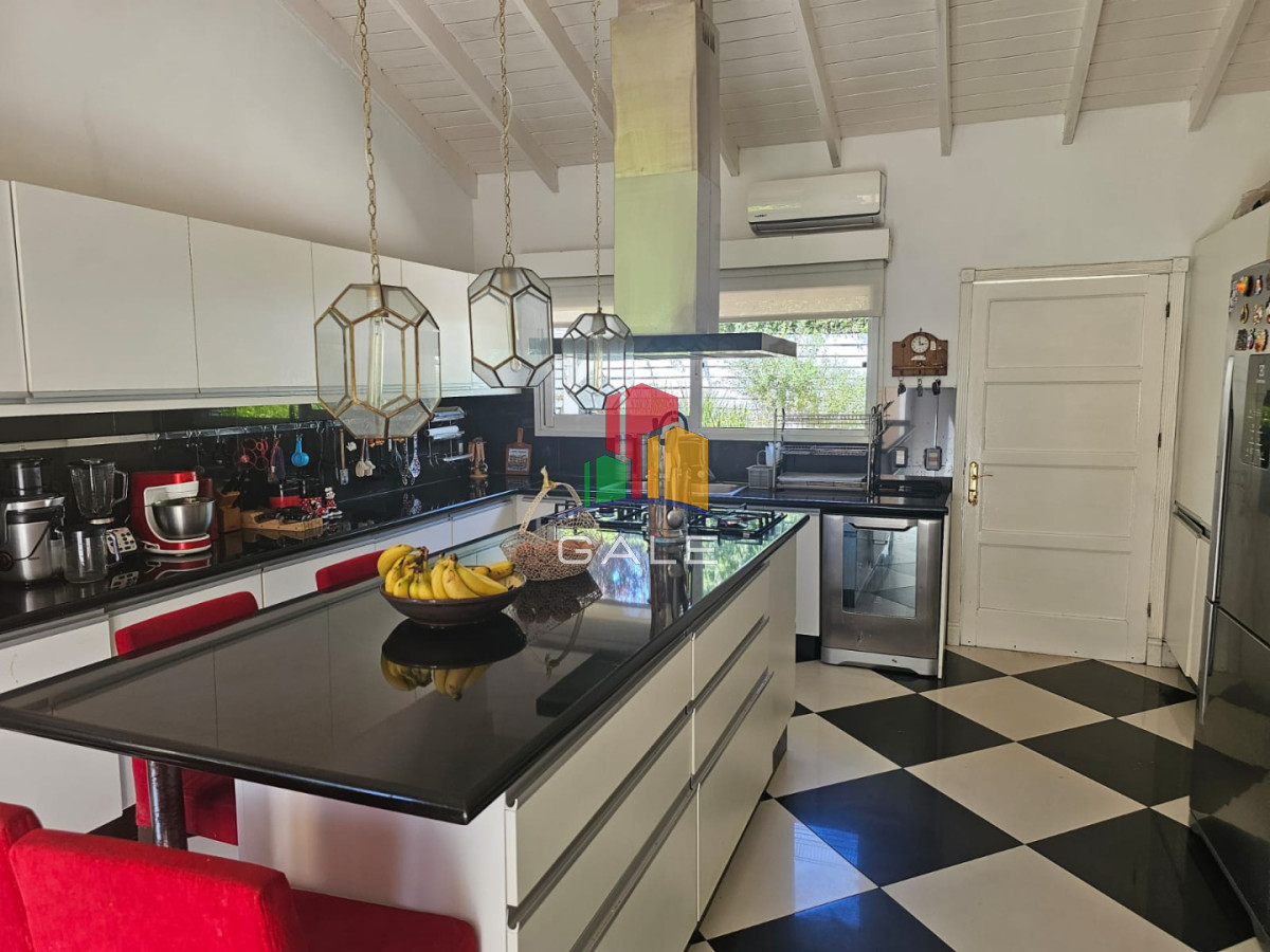 Casa ID.4726 - Casa en venta en La Arbolada. 5 dormitorios, piscina, parrillero