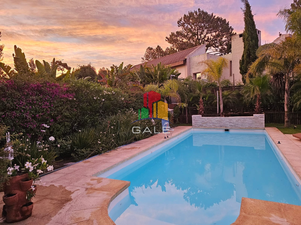 Casa ID.4726 - Casa en venta en La Arbolada. 5 dormitorios, piscina, parrillero