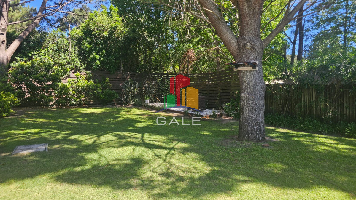 Casa ID.4726 - Casa en venta en La Arbolada. 5 dormitorios, piscina, parrillero