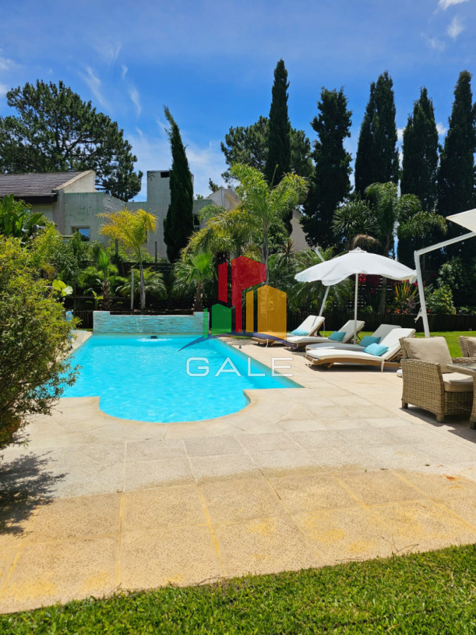 Casa ID.4726 - Casa en venta en La Arbolada. 5 dormitorios, piscina, parrillero