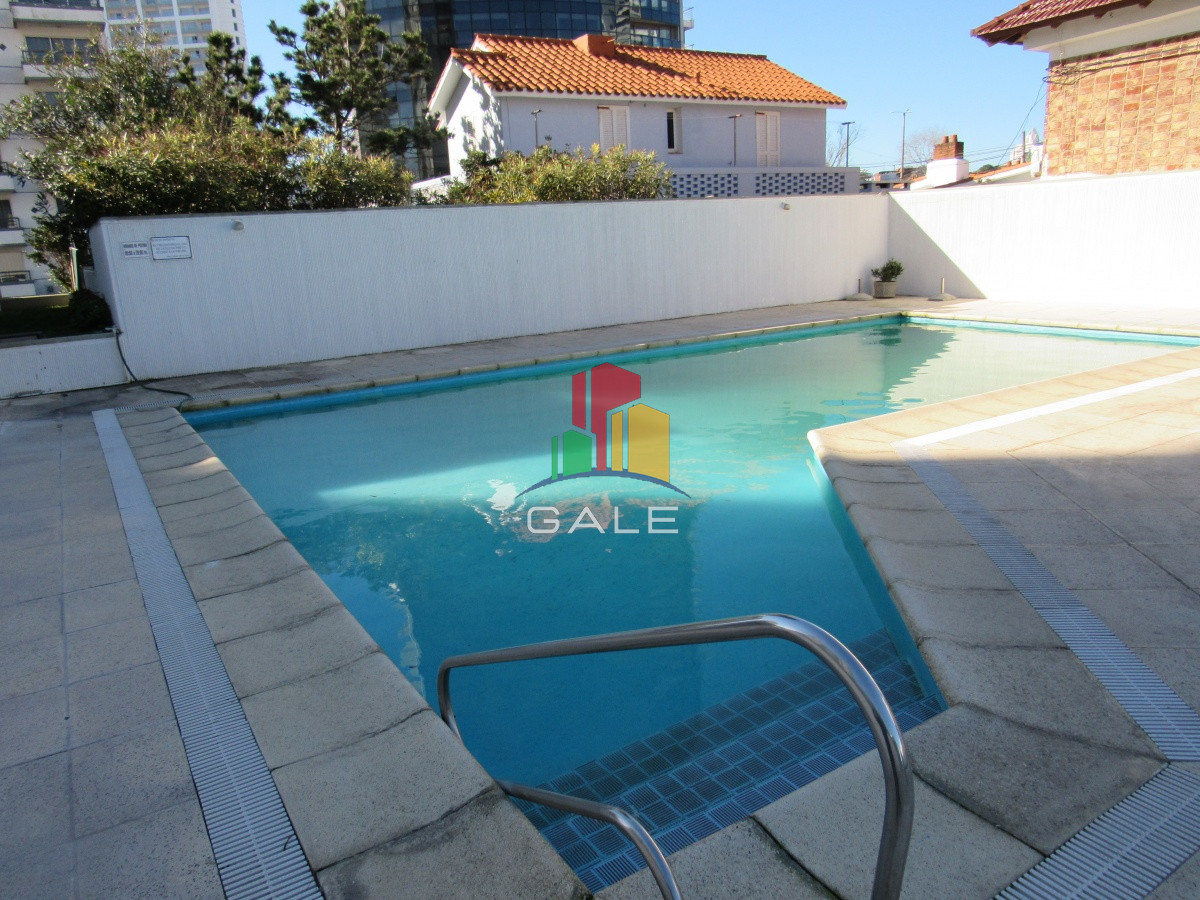 Apartamento ID.4296 - Apartamento reciclado, primera linea playa mansa, 3 dormitorios, 1 suite.