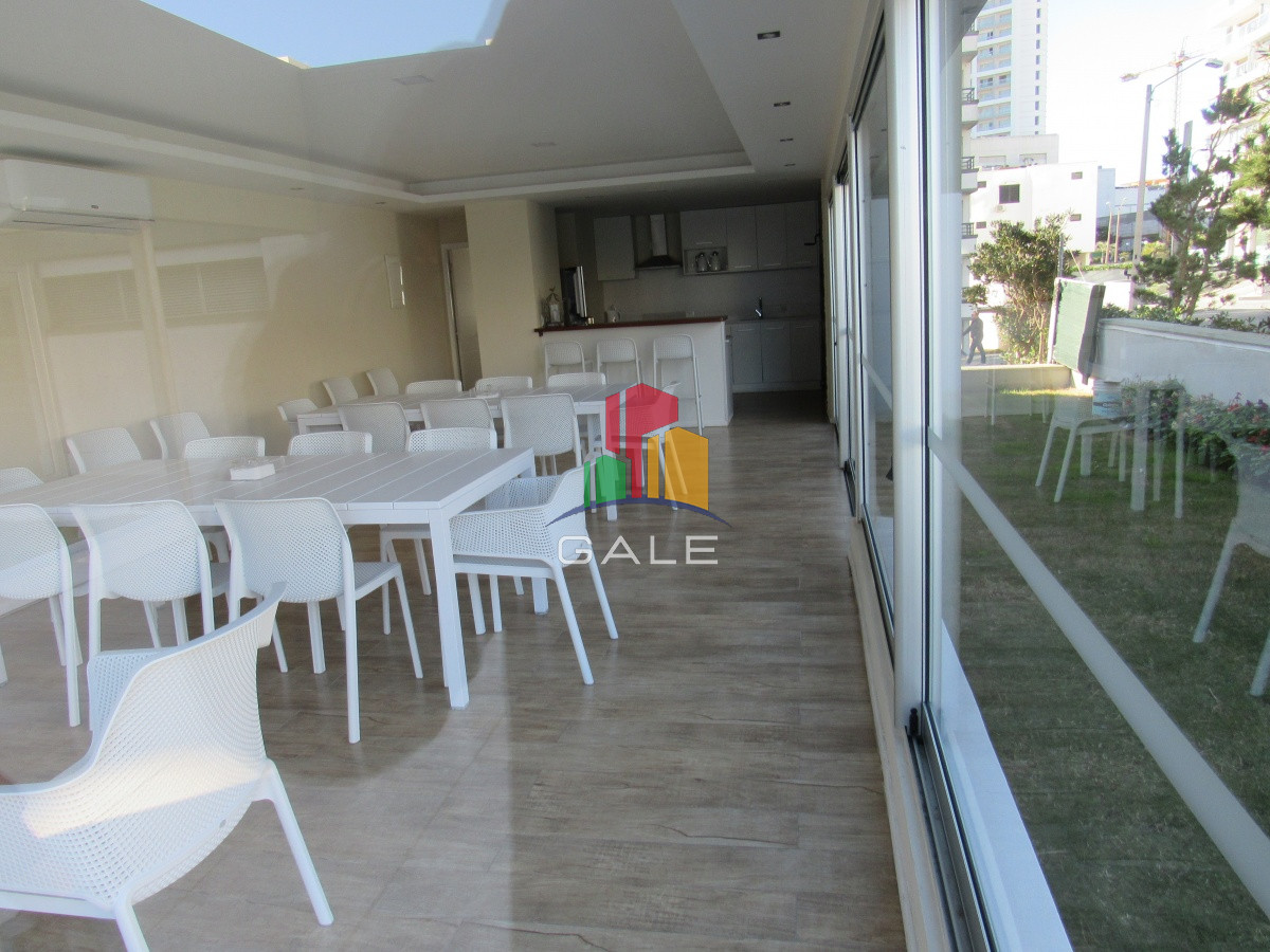 Apartamento ID.4296 - Apartamento reciclado, primera linea playa mansa, 3 dormitorios, 1 suite.