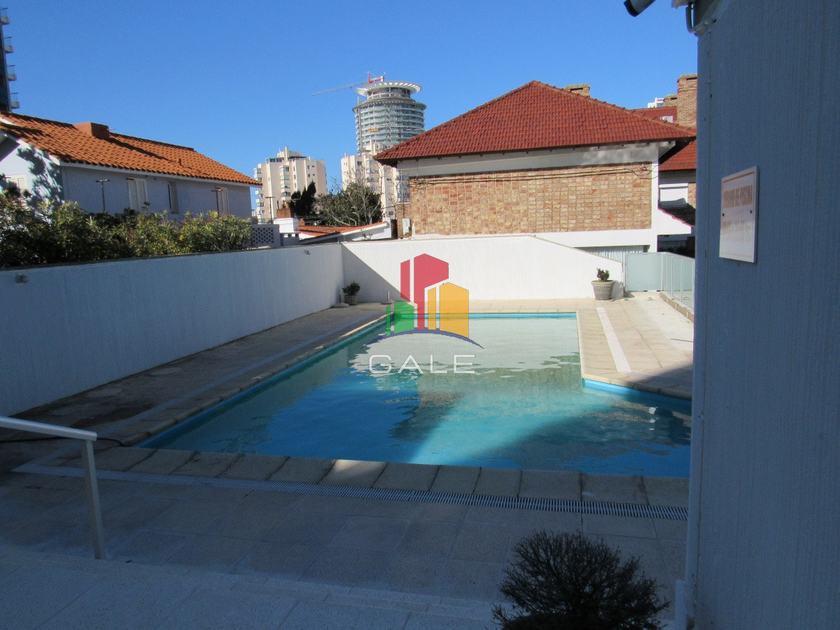 Apartamento ID.4296 - Apartamento reciclado, primera linea playa mansa, 3 dormitorios, 1 suite.