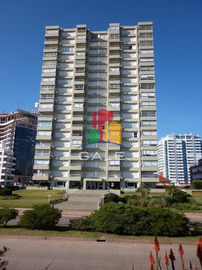 Apartamento ID.4296 - Apartamento reciclado, primera linea playa mansa, 3 dormitorios, 1 suite.