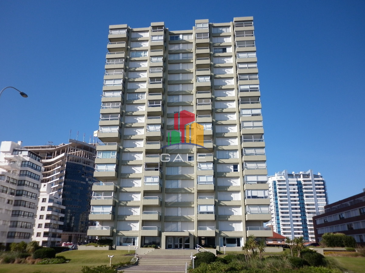 Apartamento ID.4296 - Apartamento reciclado, primera linea playa mansa, 3 dormitorios, 1 suite.