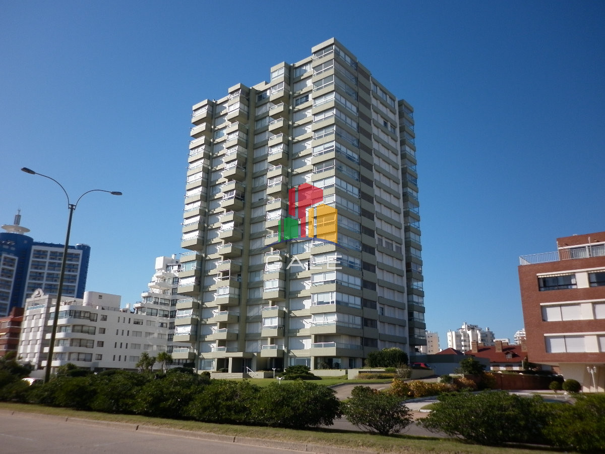 Apartamento ID.4296 - Apartamento reciclado, primera linea playa mansa, 3 dormitorios, 1 suite.
