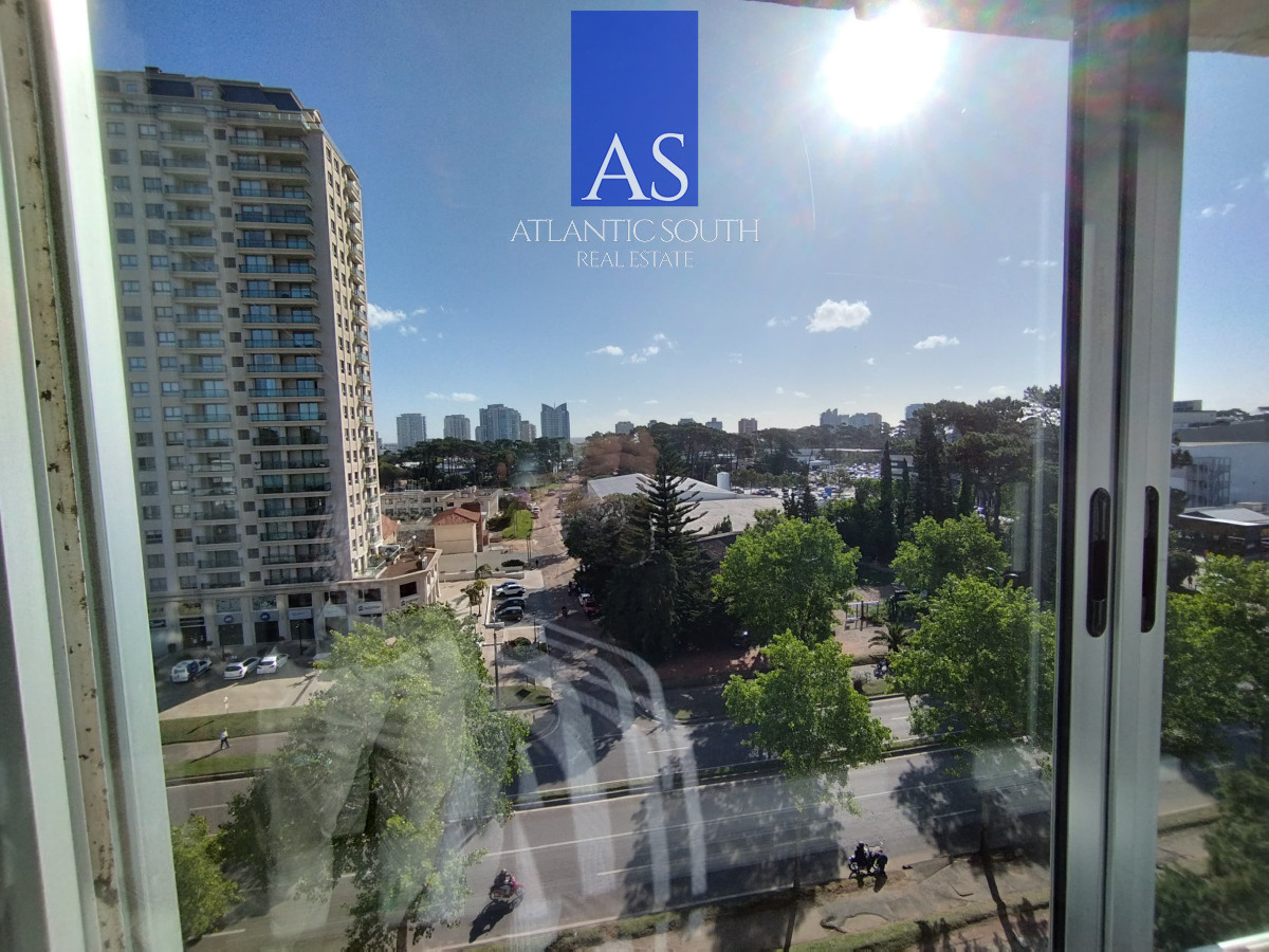 Apartamento ID.4074 - Apartamento de 3 dormitorios y dependencia zona shopping Punta del Este