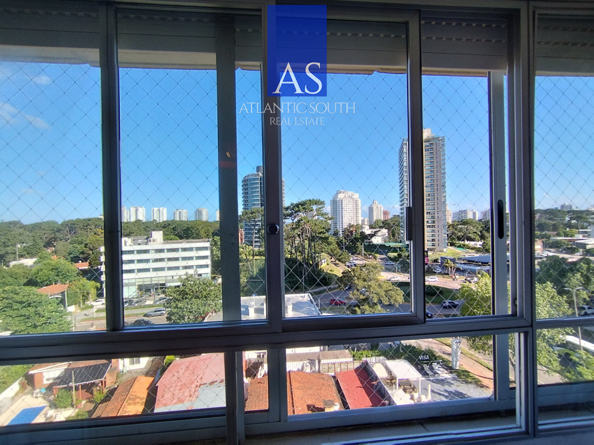 Apartamento ID.4074 - Apartamento de 3 dormitorios y dependencia zona shopping Punta del Este