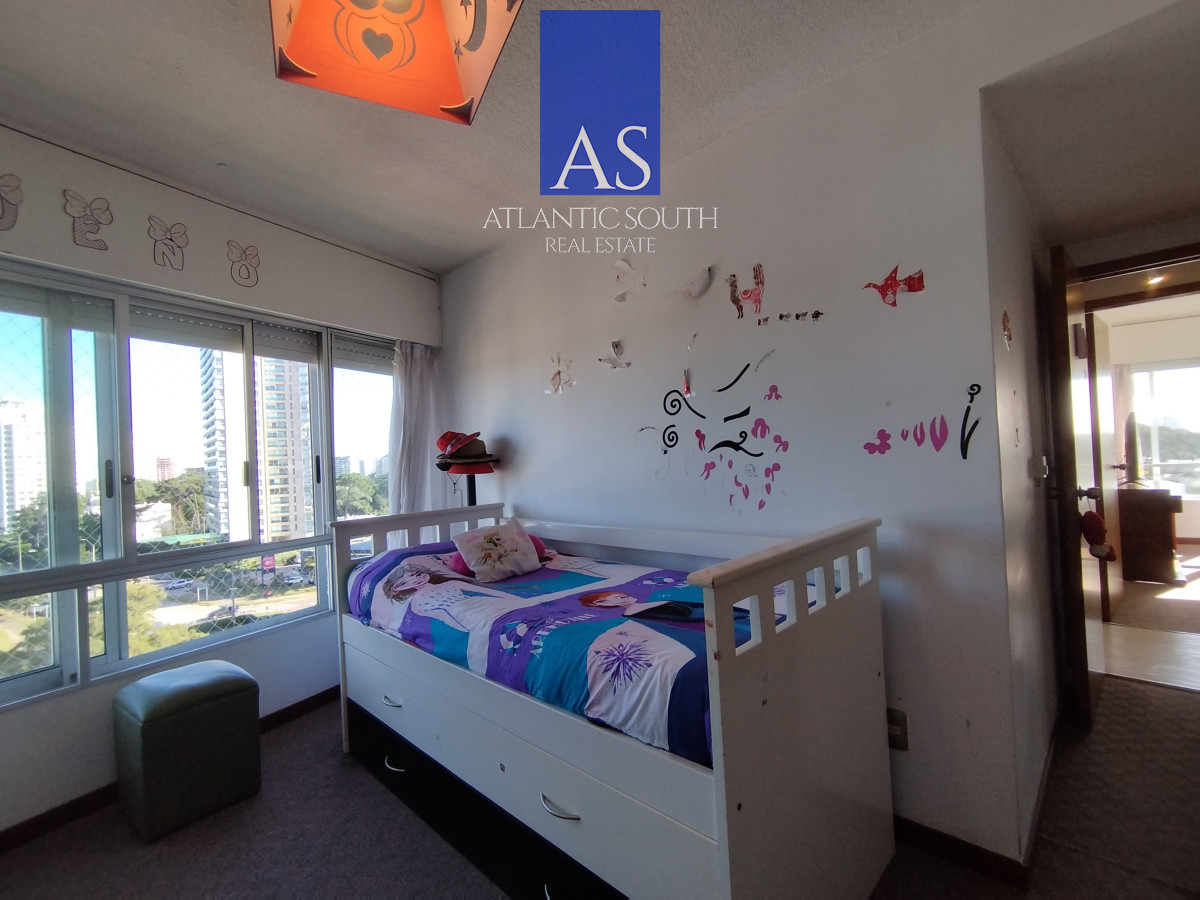 Apartamento ID.4074 - Apartamento de 3 dormitorios y dependencia zona shopping Punta del Este