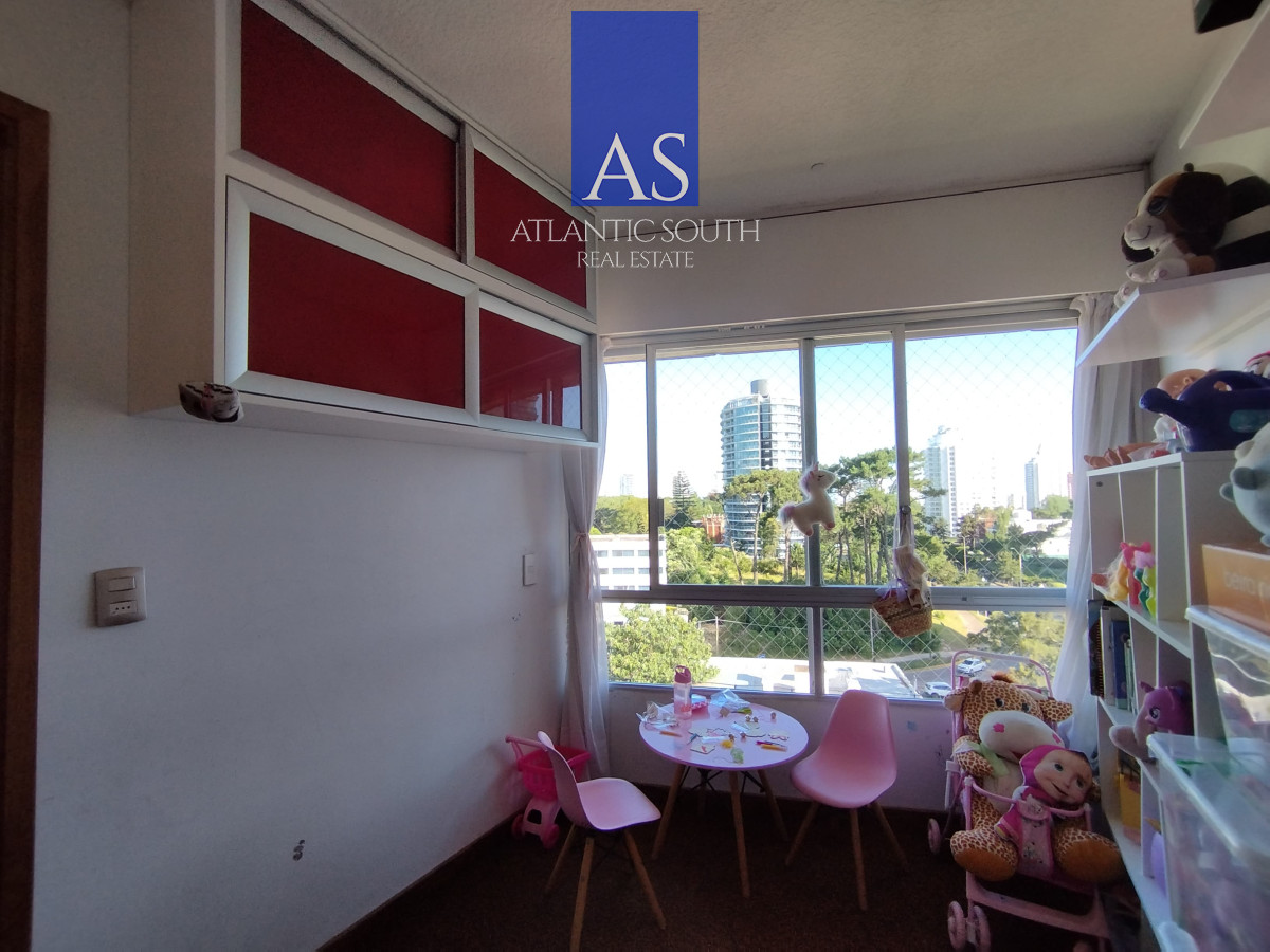 Apartamento ID.4074 - Apartamento de 3 dormitorios y dependencia zona shopping Punta del Este