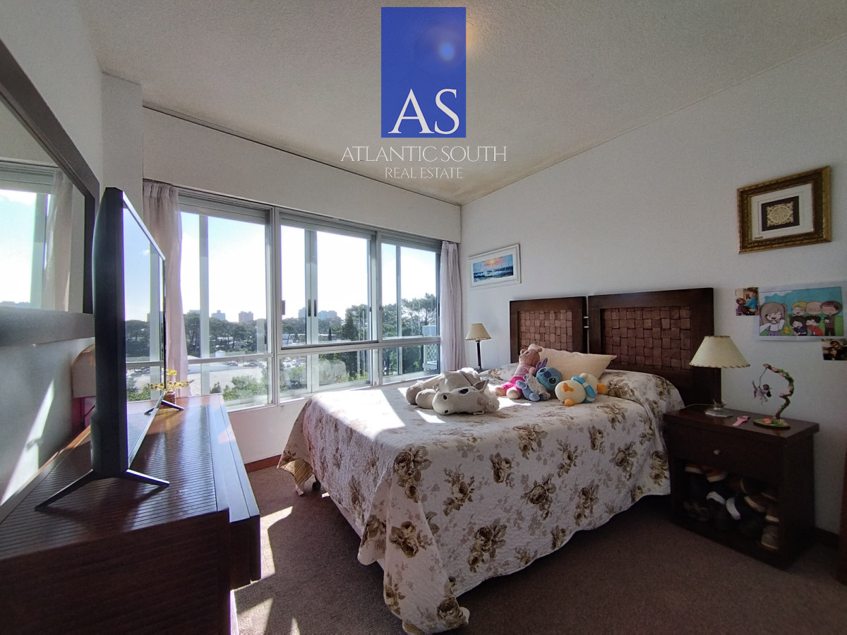 Apartamento ID.4074 - Apartamento de 3 dormitorios y dependencia zona shopping Punta del Este