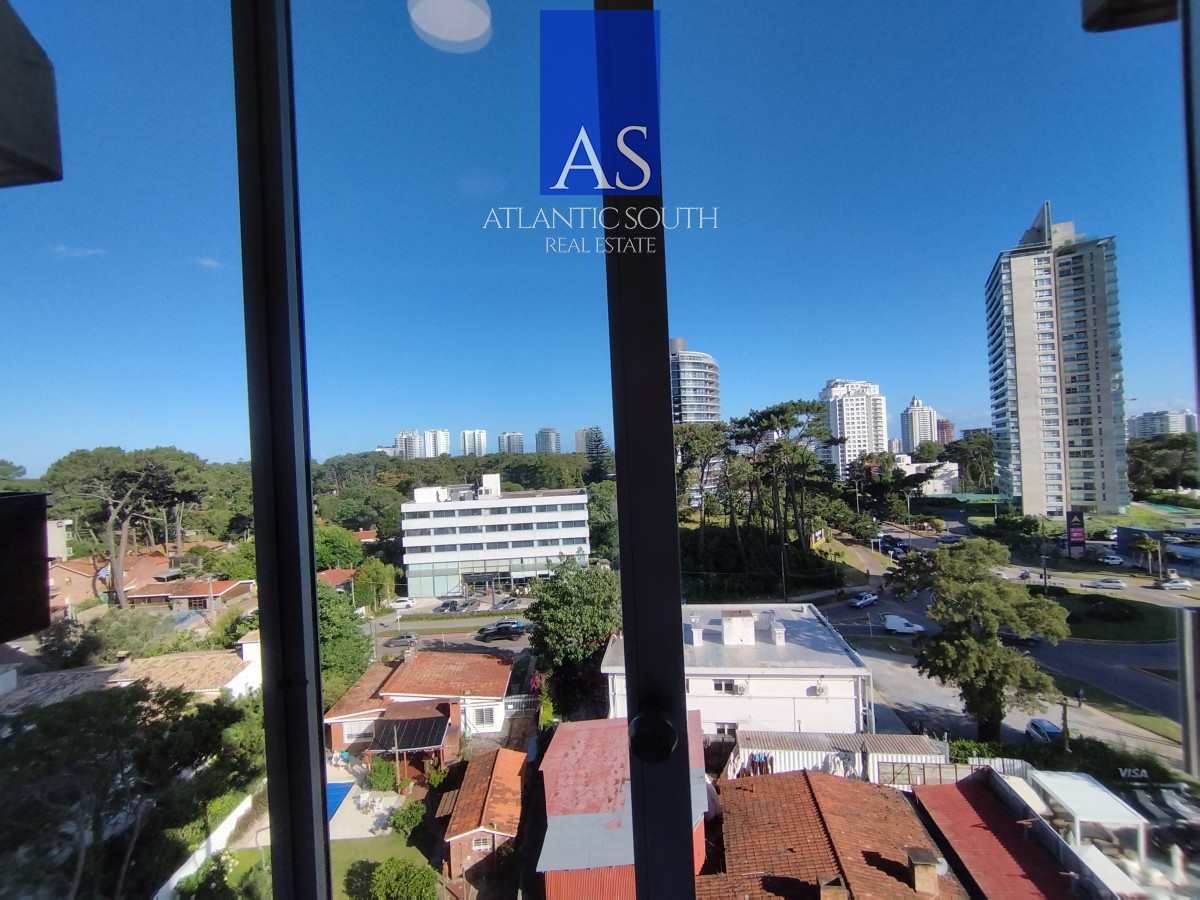 Apartamento ID.4074 - Apartamento de 3 dormitorios y dependencia zona shopping Punta del Este
