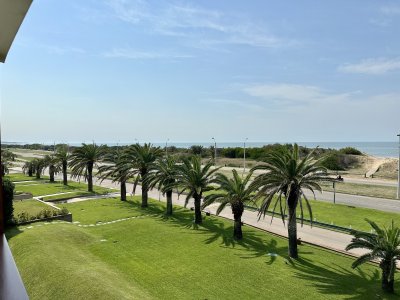Especacular apartamento en venta de 3 dormitorios y dependencia primera linea Playa Brava Punta del Este