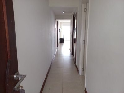  Apartamento primera línea en venta de dos dormitorios en Punta del Este
