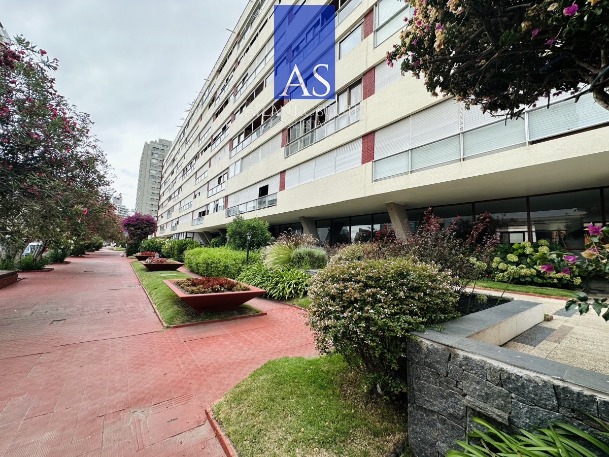 Apartamento ID.3390 - Apartamento de 2 dormitorios, reciclado, en venta, en Punta del Este