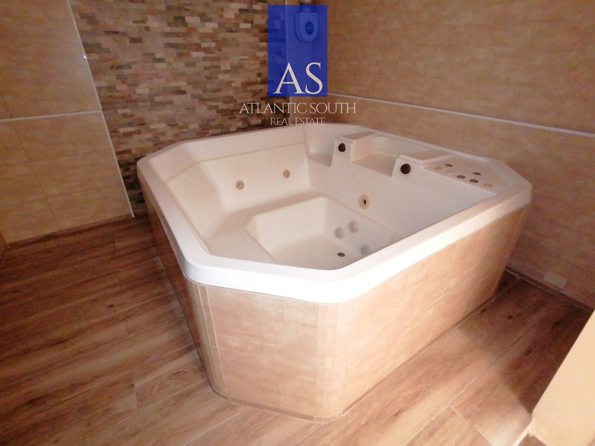 Apartamento ID.3144 - Apartamento de 3 dormitorios con vista al mar Playa Mansa Punta del Este