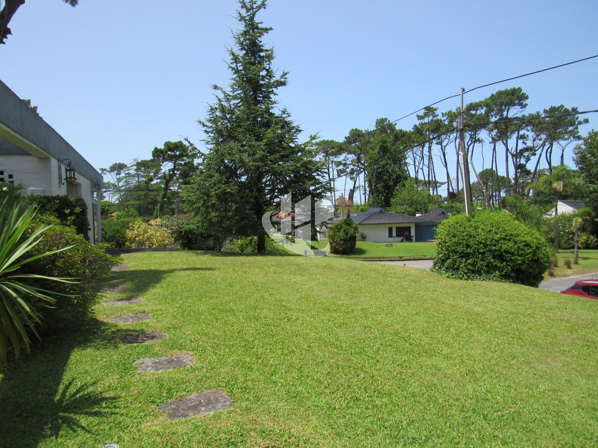 Casa ID.2971 - Casa en venta de 3 dormitorios y dependencia en Punta del Este