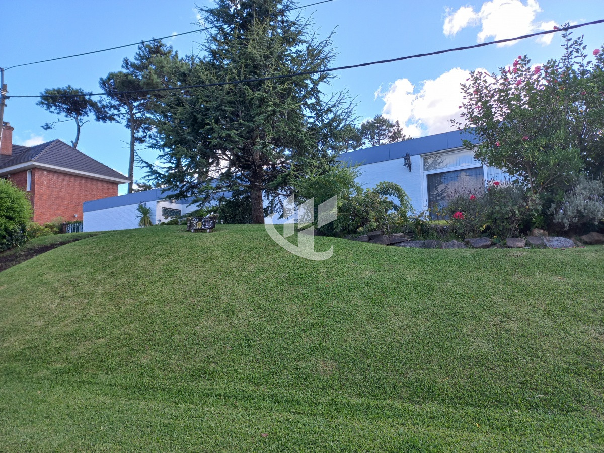 Casa ID.2971 - Casa en venta de 3 dormitorios y dependencia en Punta del Este