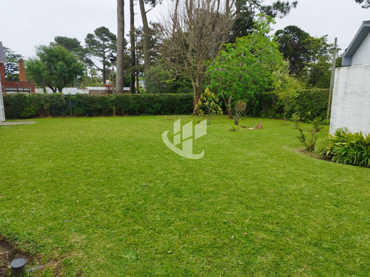 Casa ID.2971 - Casa en venta de 3 dormitorios y dependencia en Punta del Este