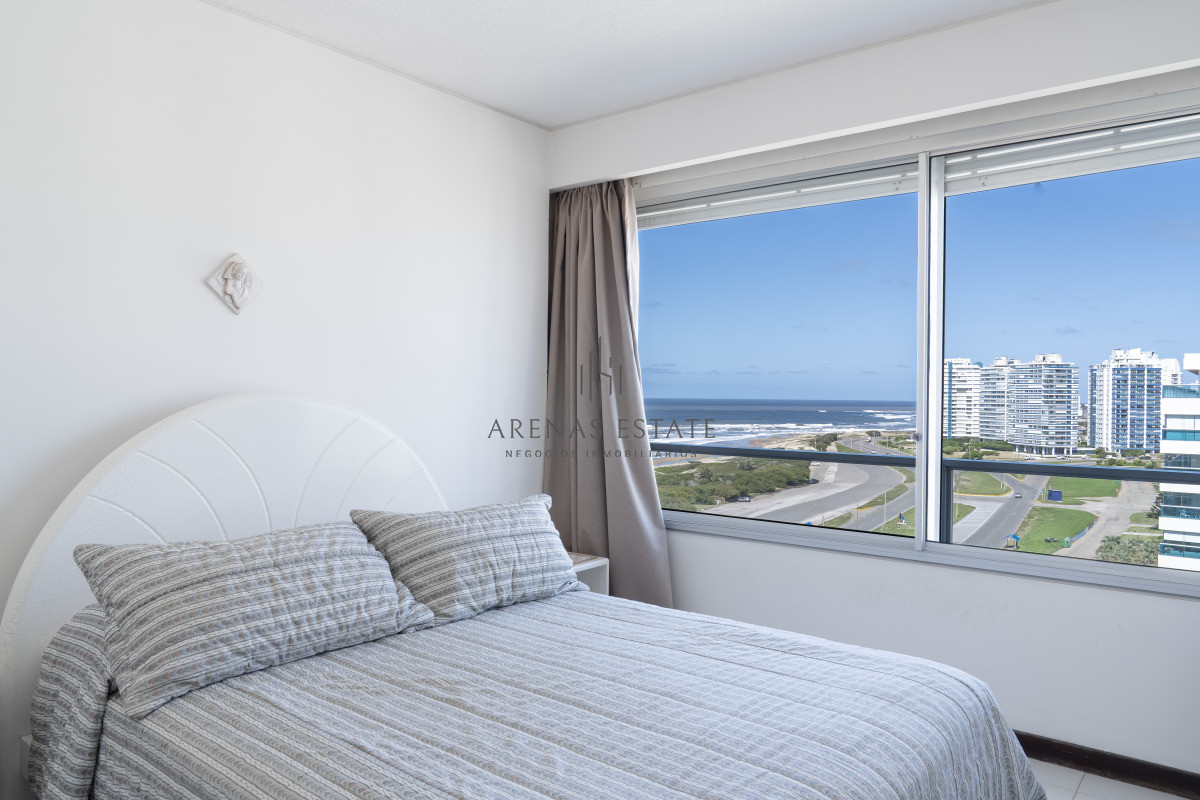 Apartamento ID.4382 - Venta de apartamento de 3 dormitorios y dep. de servicio en Punta del Este