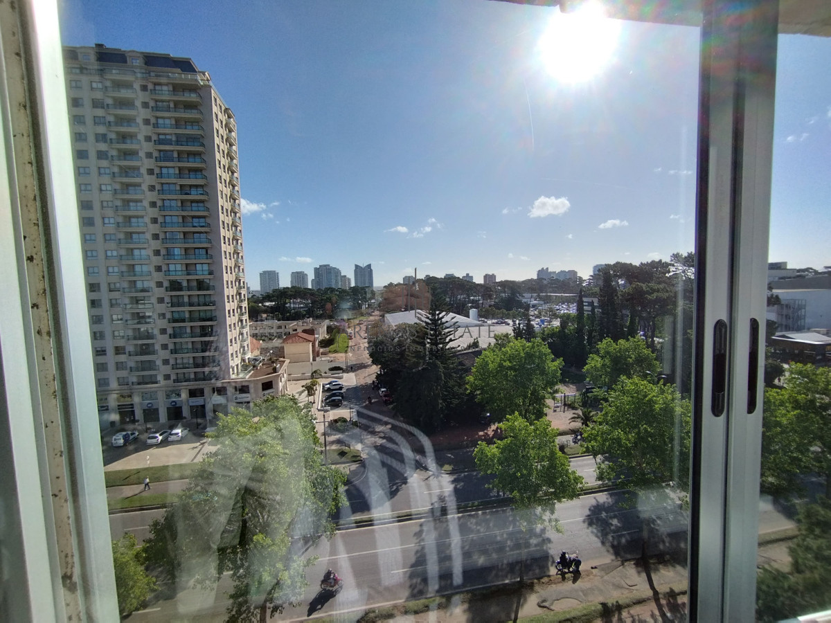 Apartamento ID.3555 - Apartamento de 3 dormitorios y dep en venta en Punta del Este