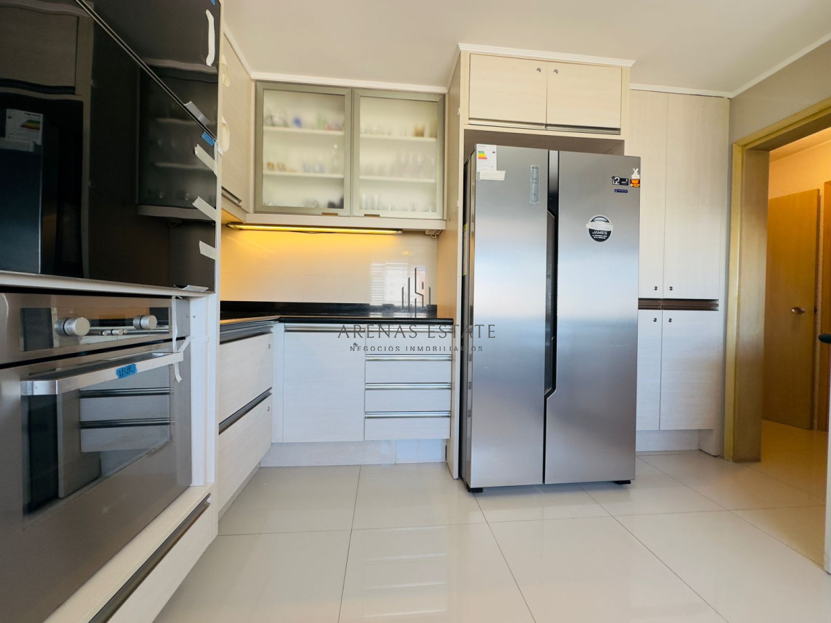 Apartamento ID.2457 - Hermoso apartamento, reciclado, primera linea playa mansa, 3 dormitorios, 1 suite.