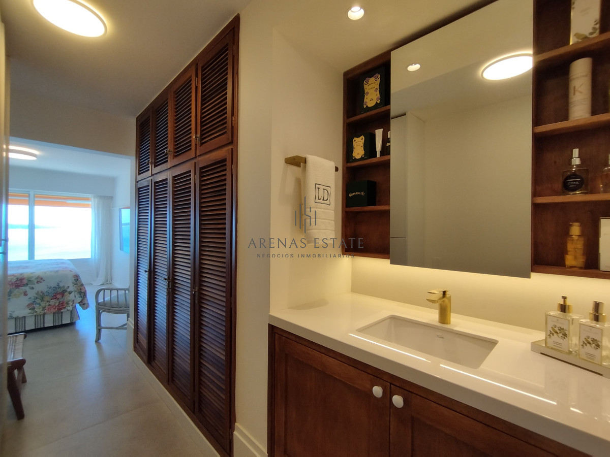 Apartamento ID.3406 - Apartamento de 3 dormitorios en primera linea en  venta en Punta del Este 
