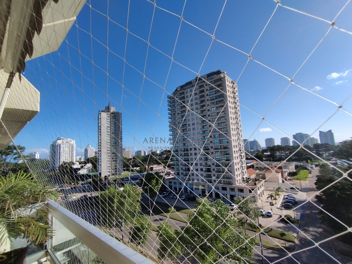 Apartamento ID.3555 - Apartamento de 3 dormitorios y dep en venta en Punta del Este