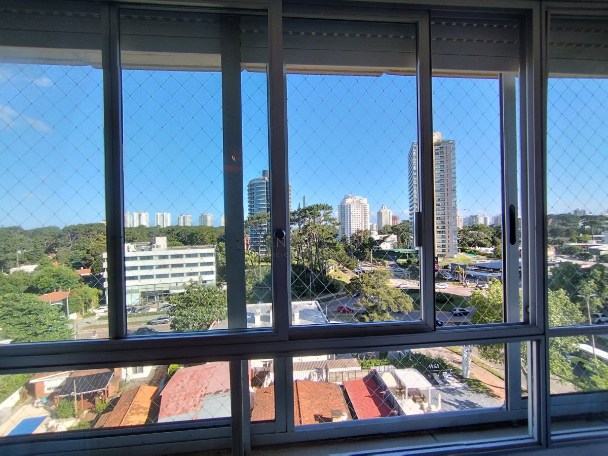 Apartamento ID.3555 - Apartamento de 3 dormitorios y dep en venta en Punta del Este