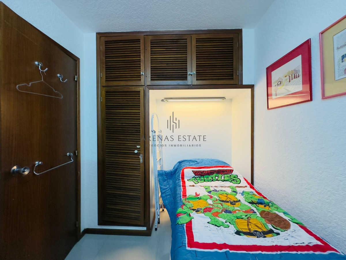 Apartamento ID.2457 - Hermoso apartamento, reciclado, primera linea playa mansa, 3 dormitorios, 1 suite.
