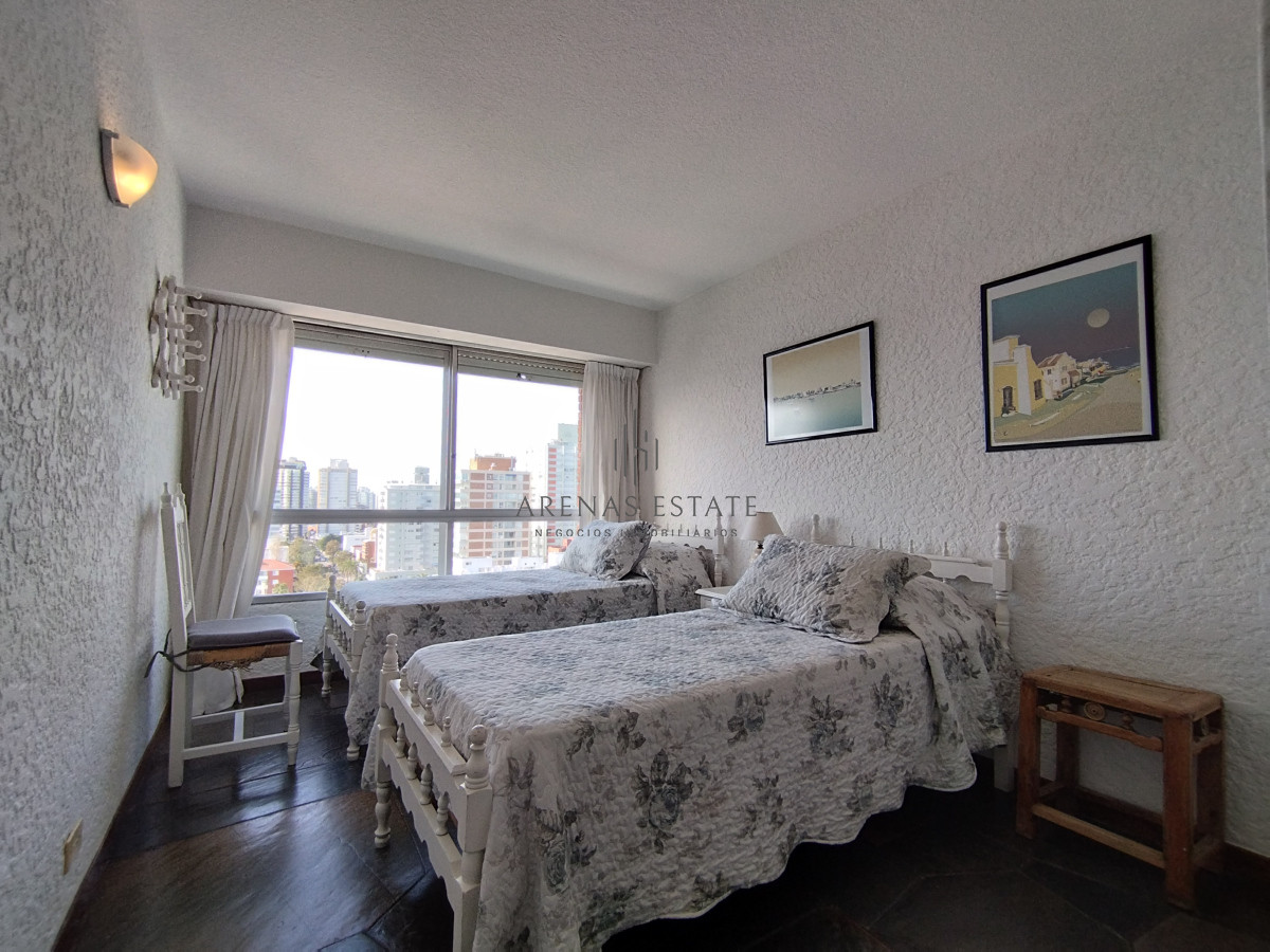 Apartamento ID.4390 - Apartamento de 3 dormitorios en venta y en alquiler en Punta del Este