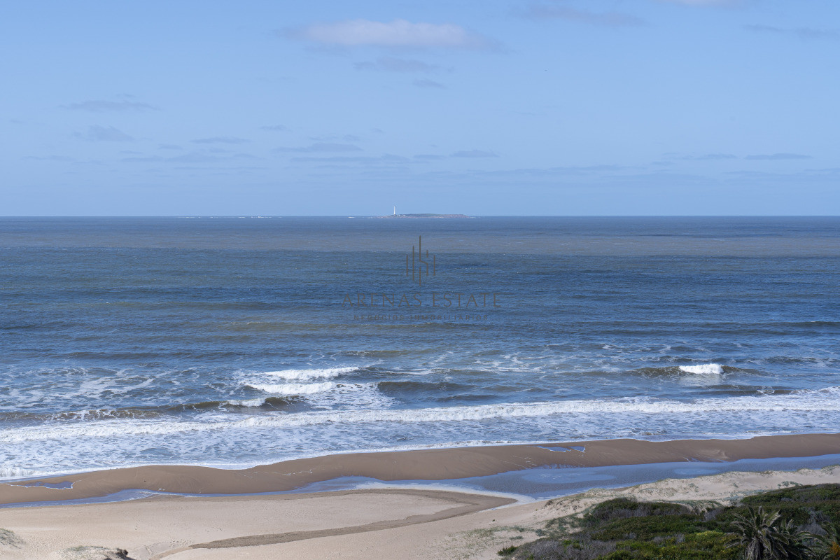 Apartamento ID.4382 - Venta de apartamento de 3 dormitorios y dep. de servicio en Punta del Este