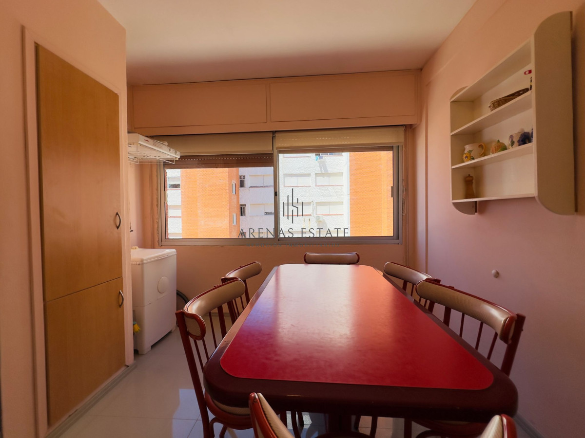 Apartamento ID.2394 - Apartamento de 2 dormitorios, reciclado, en venta, en Punta del Este