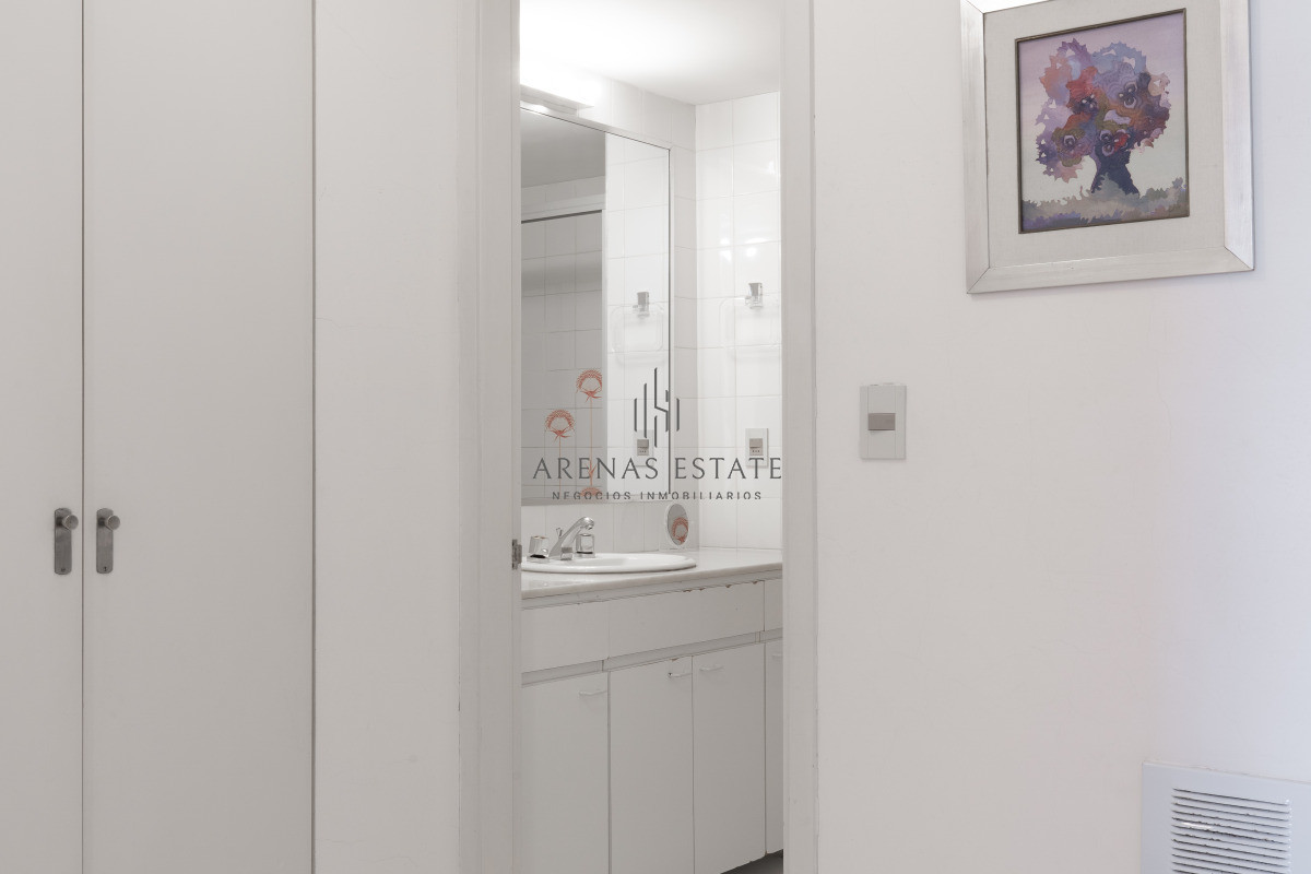 Apartamento ID.4382 - Venta de apartamento de 3 dormitorios y dep. de servicio en Punta del Este