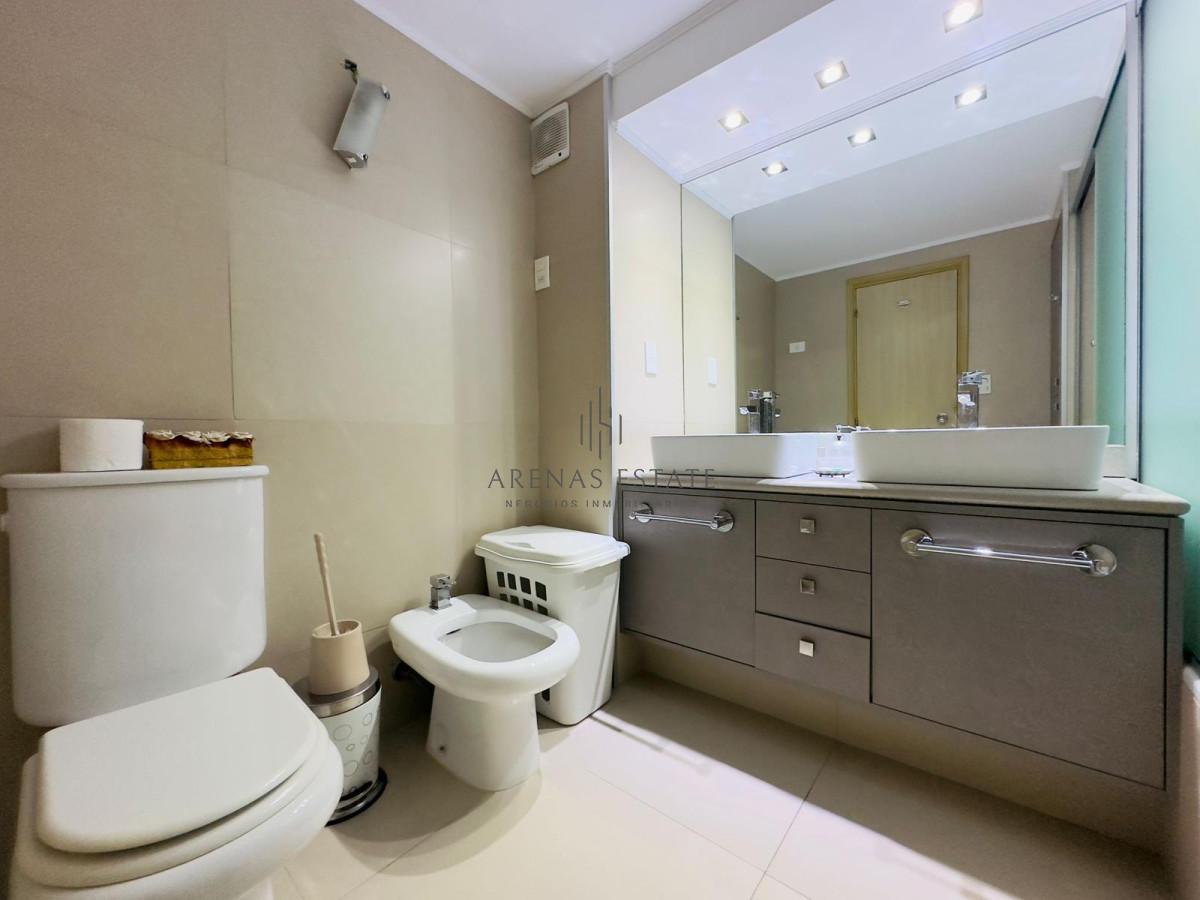 Apartamento ID.2457 - Hermoso apartamento, reciclado, primera linea playa mansa, 3 dormitorios, 1 suite.