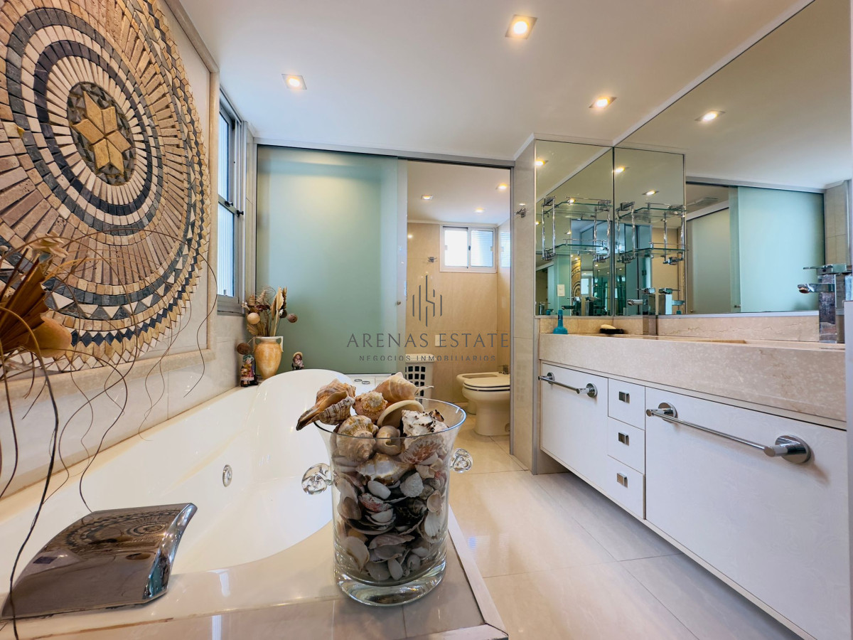 Apartamento ID.2457 - Hermoso apartamento, reciclado, primera linea playa mansa, 3 dormitorios, 1 suite.