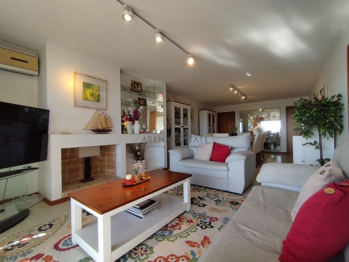Apartamento ID.3555 - Apartamento de 3 dormitorios y dep en venta en Punta del Este