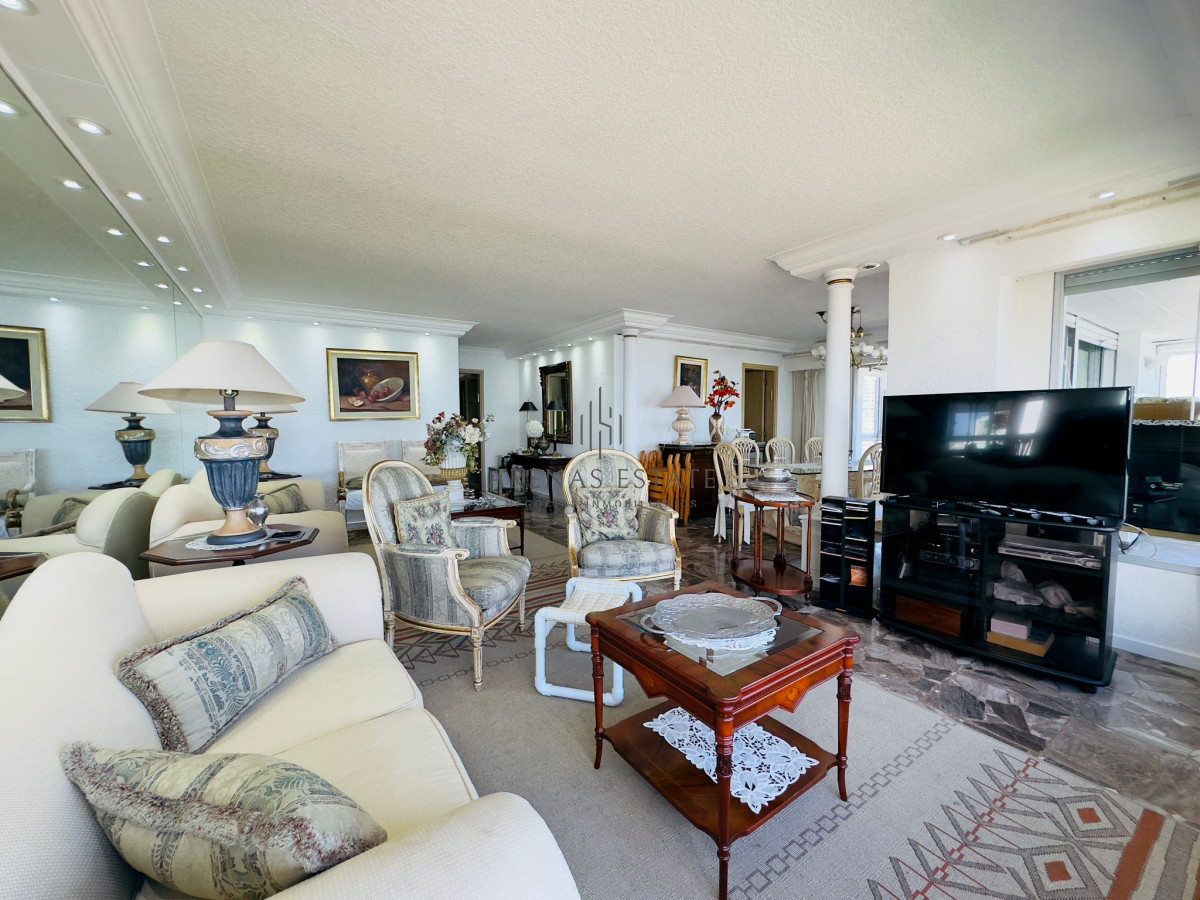 Apartamento ID.2457 - Hermoso apartamento, reciclado, primera linea playa mansa, 3 dormitorios, 1 suite.
