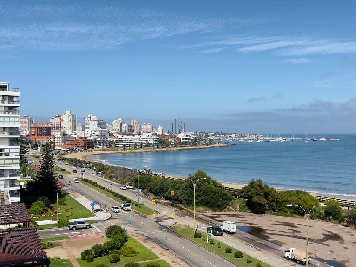 Apartamento ID.2457 - Hermoso apartamento, reciclado, primera linea playa mansa, 3 dormitorios, 1 suite.