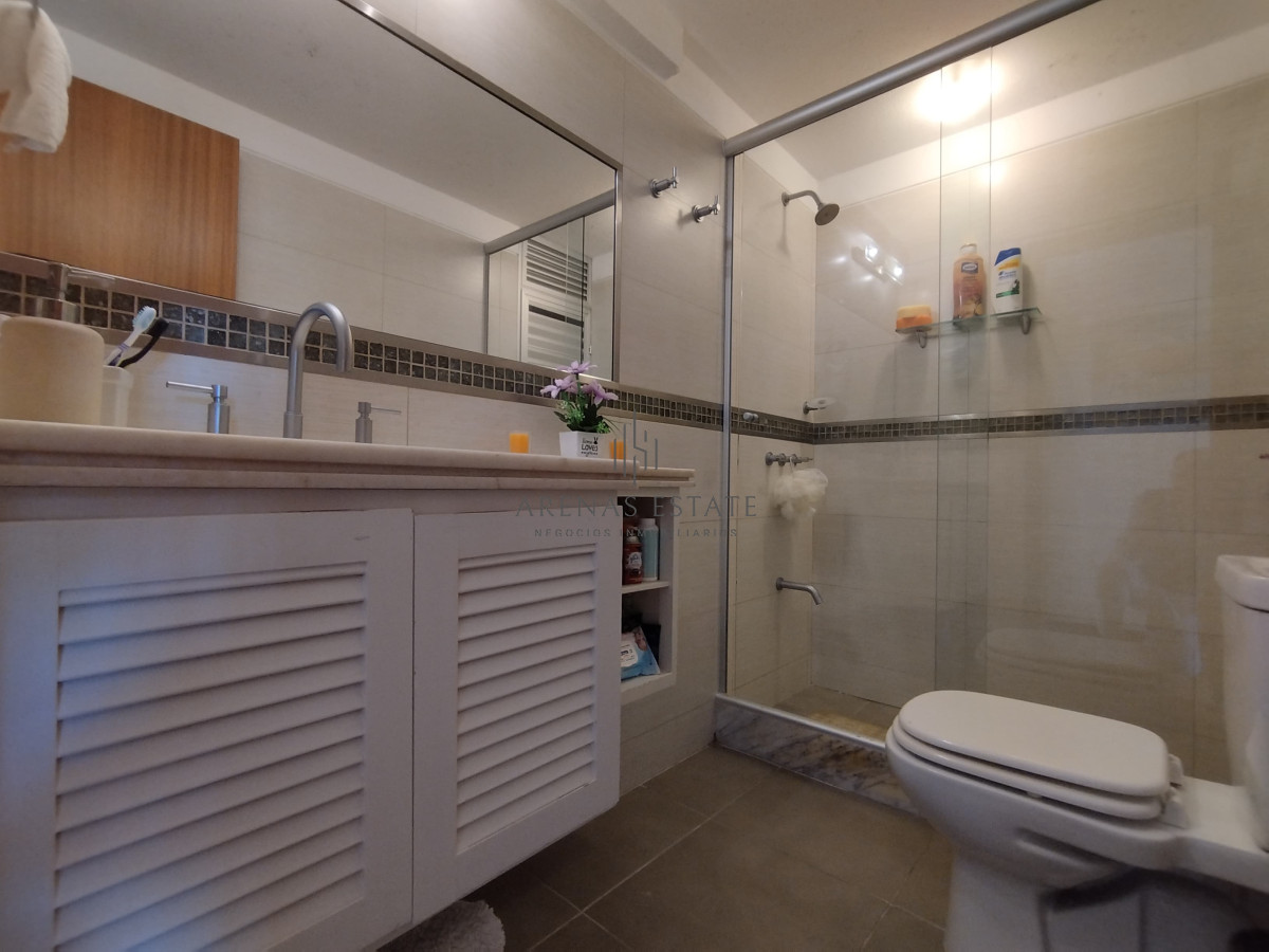 Apartamento ID.3555 - Apartamento de 3 dormitorios y dep en venta en Punta del Este