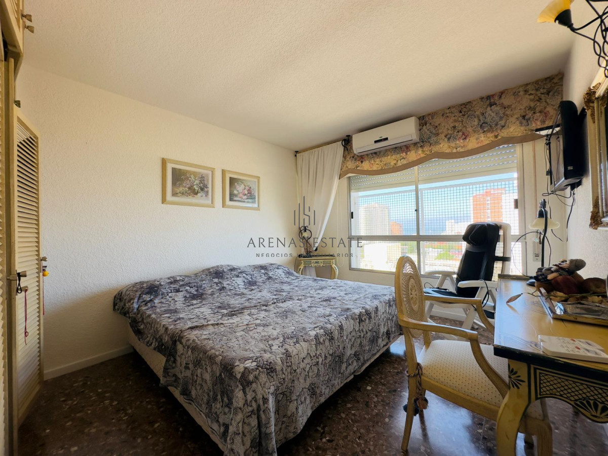 Apartamento ID.2457 - Hermoso apartamento, reciclado, primera linea playa mansa, 3 dormitorios, 1 suite.