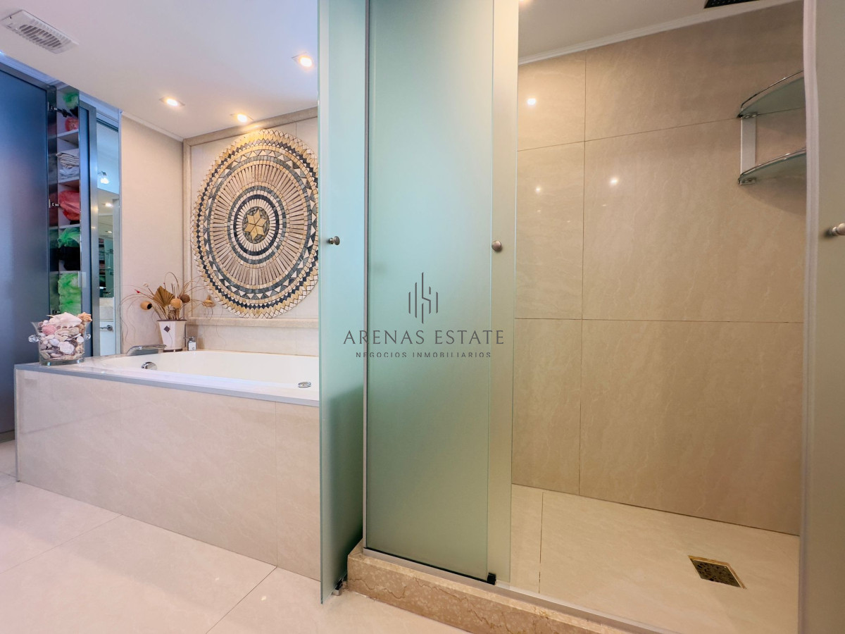 Apartamento ID.2457 - Hermoso apartamento, reciclado, primera linea playa mansa, 3 dormitorios, 1 suite.
