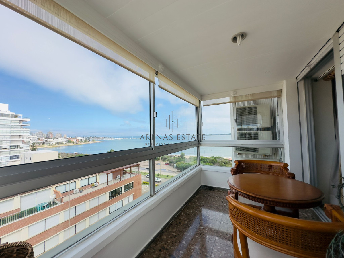 Apartamento ID.2457 - Hermoso apartamento, reciclado, primera linea playa mansa, 3 dormitorios, 1 suite.