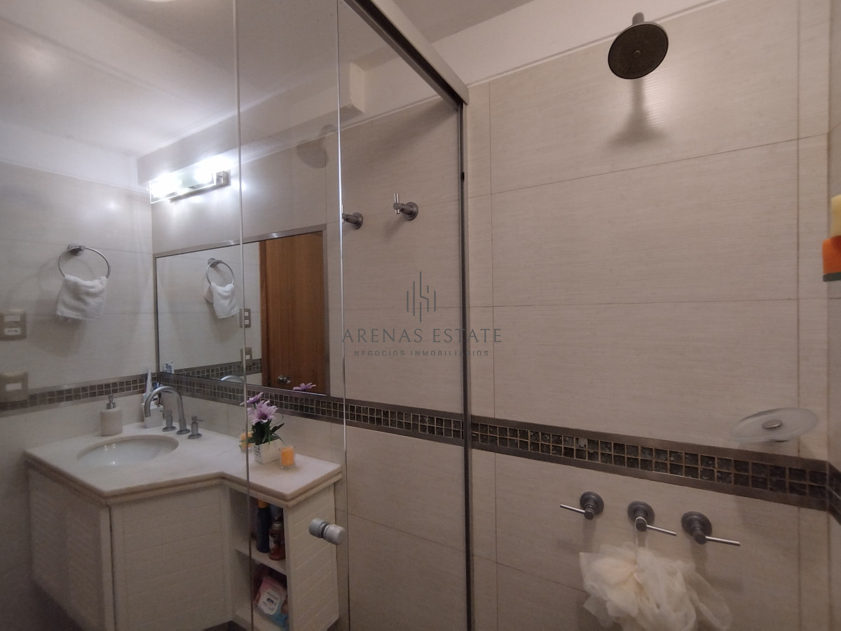 Apartamento ID.3555 - Apartamento de 3 dormitorios y dep en venta en Punta del Este