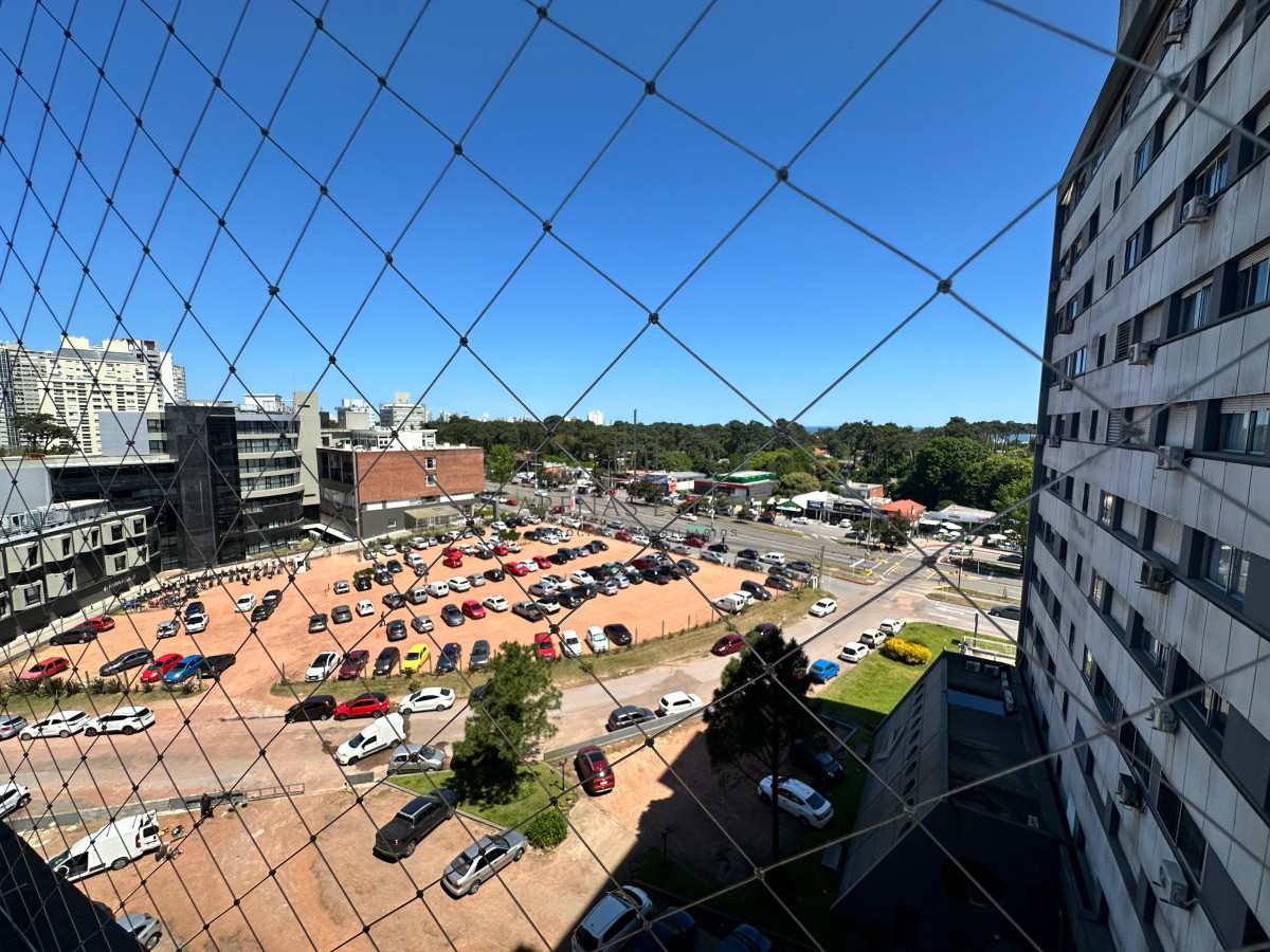 Apartamento ID.3183 - Apartamento de dos dormitorios y dependencia de servicio en venta en Punta del Este